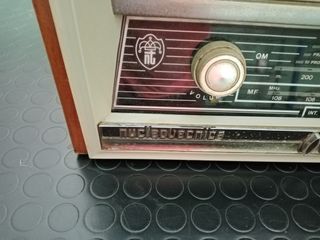 Radio antica in legno con giradischi 