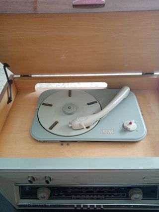 Radio antica in legno con giradischi 