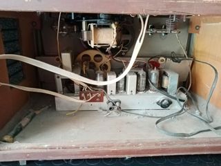 Radio antica in legno con giradischi 