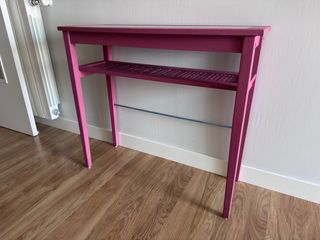 Mesa estrecha rosa tiza en buen estado con cristal