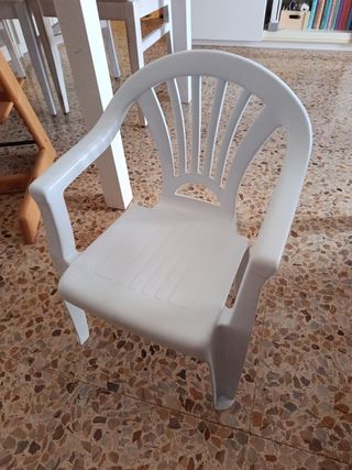 Silla infantil blanca de plástico