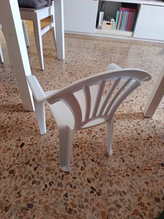 Silla infantil blanca de plástico