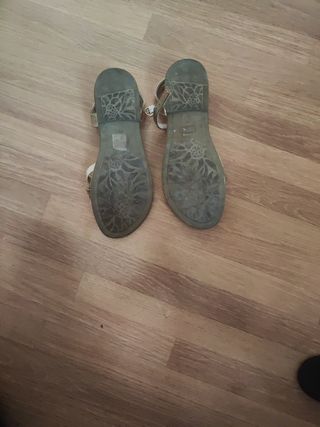 Sandalias niña beige y dorado