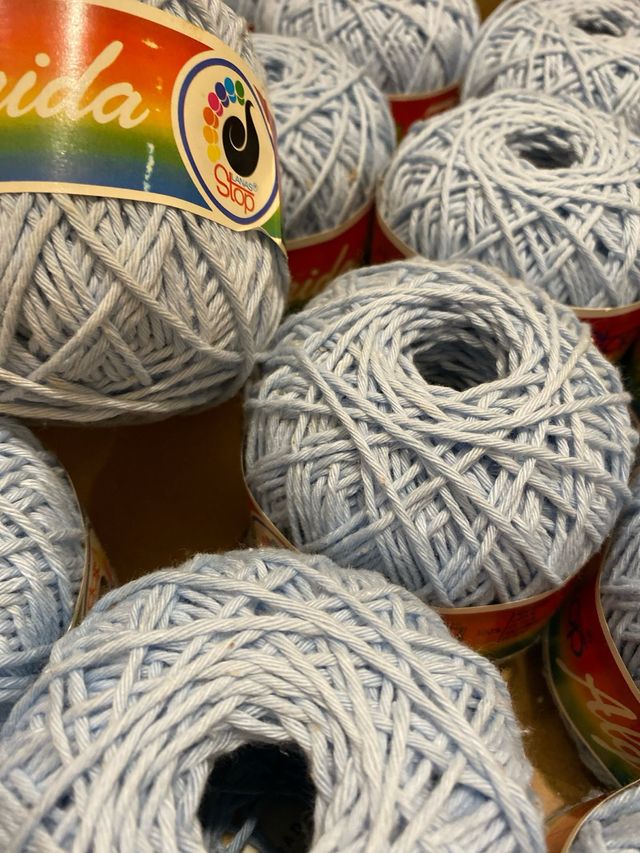 20 ovillos lana de algodon celeste