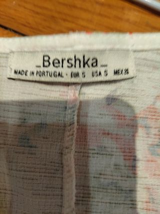 Chaqueta Bershka blanca floral