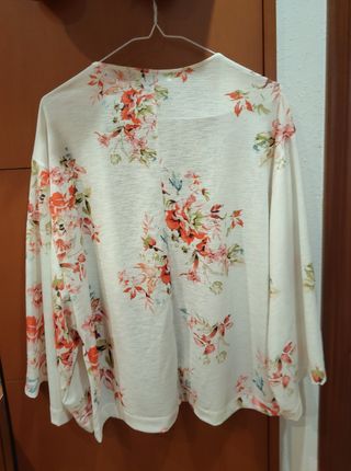 Chaqueta Bershka blanca floral