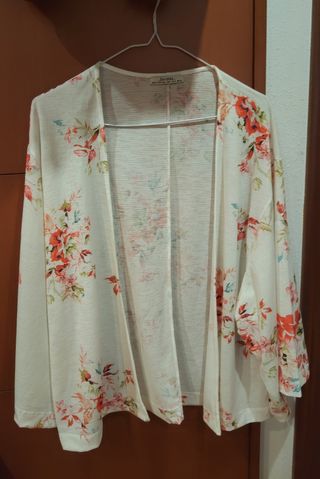Chaqueta Bershka blanca floral
