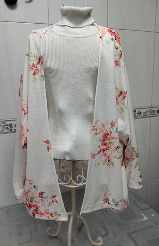 Chaqueta Bershka blanca floral