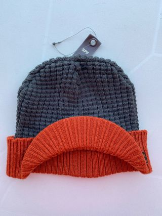 Gorro de lana con visera