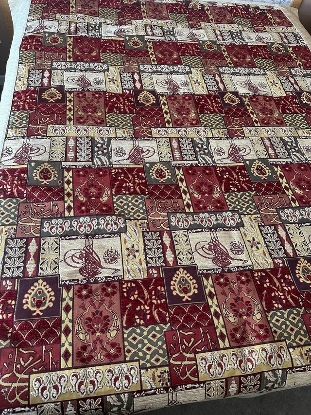 Cubrecama rojo y dorado