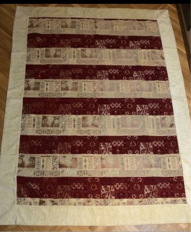 Cubrecama rojo y dorado