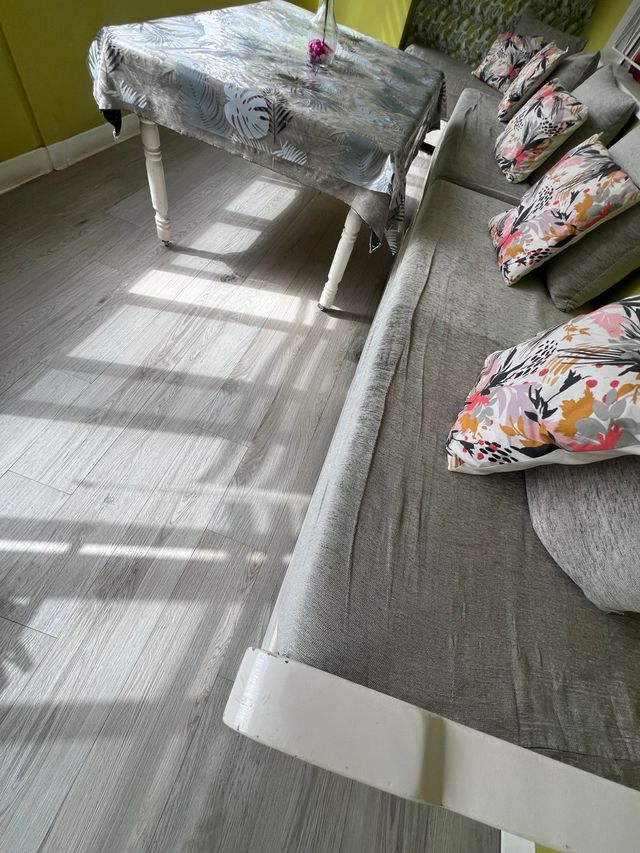 salon entarba con mesa