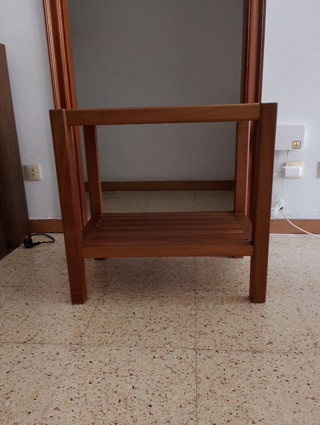 Mesa auxiliar de madera marrón