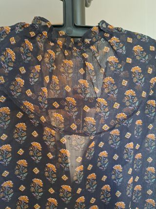 Blusa Mango estampada negra y naranja