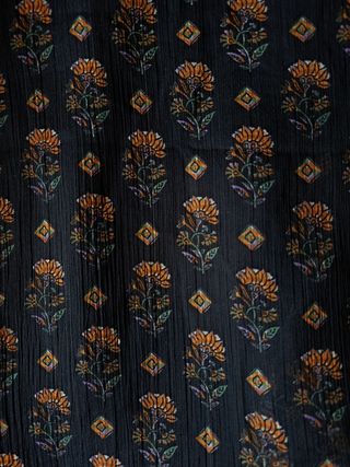 Blusa Mango estampada negra y naranja