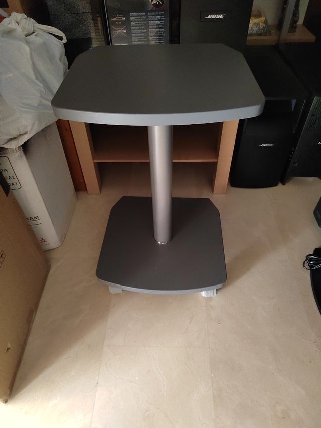 Mesa regulable altura con ruedas. Impecable