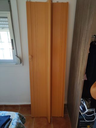 Puerta plegable de madera