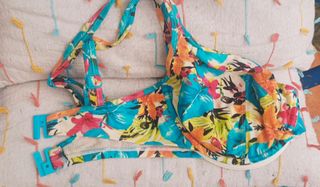 Top bikini diseño tropical