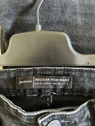 Jeans negros Stradivarius tiro alto