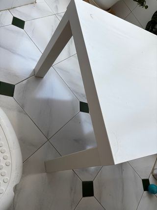 Mesa blanca cuadrada pequeña