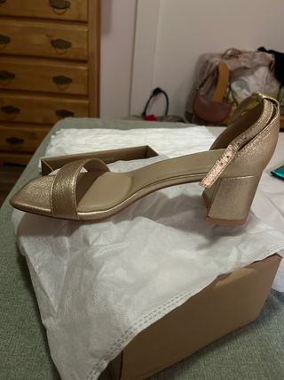 Sandalias doradas tacón bajo