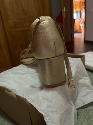 Sandalias doradas tacón bajo