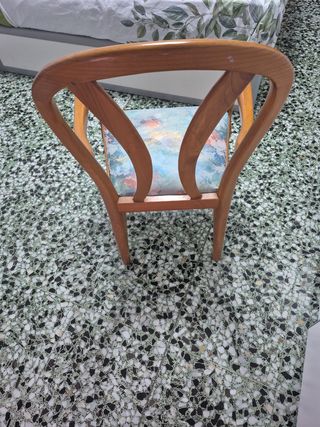Silla madera antigua con perchero a juego