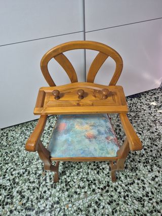 Silla madera antigua con perchero a juego