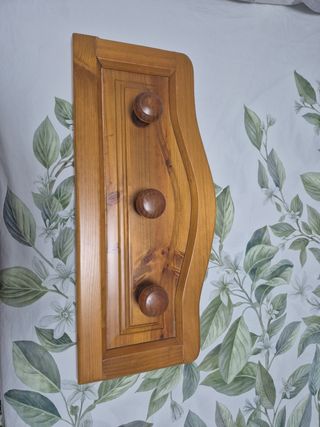 Silla madera antigua con perchero a juego