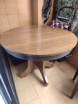 Mesa redonda de madera marrón
