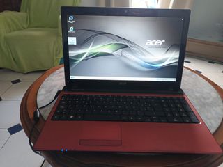 Portátil Acer rojo