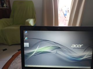 Portátil Acer rojo