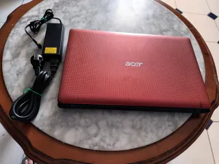 Portátil Acer rojo