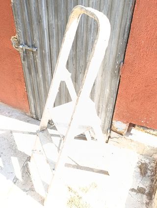 Escalera pequeña blanca