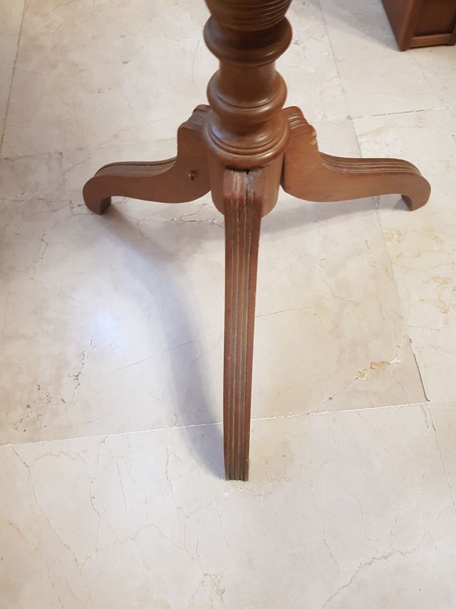 Mesita o velador de madera estilo vintage.