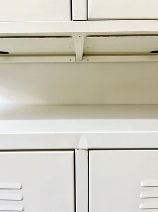 Dos armarios metálicos blancos Ikea.