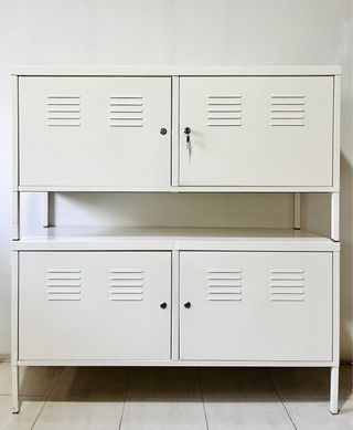 Dos armarios metálicos blancos Ikea.