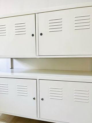 Dos armarios metálicos blancos Ikea.