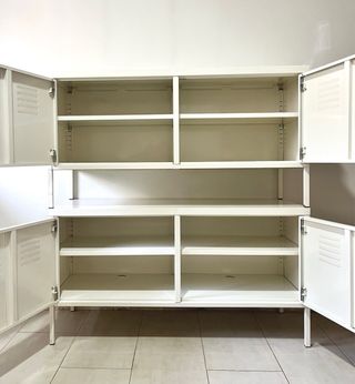 Dos armarios metálicos blancos Ikea.