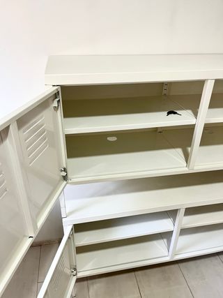 Dos armarios metálicos blancos Ikea.