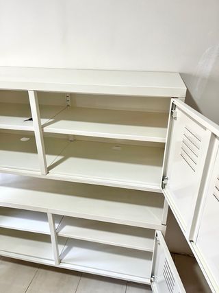 Dos armarios metálicos blancos Ikea.