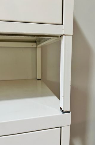 Dos armarios metálicos blancos Ikea.