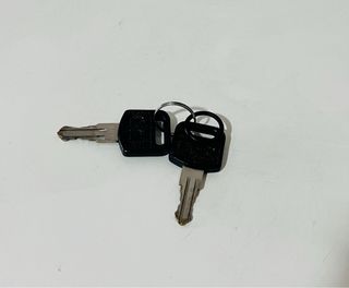 Dos armarios metálicos blancos Ikea.