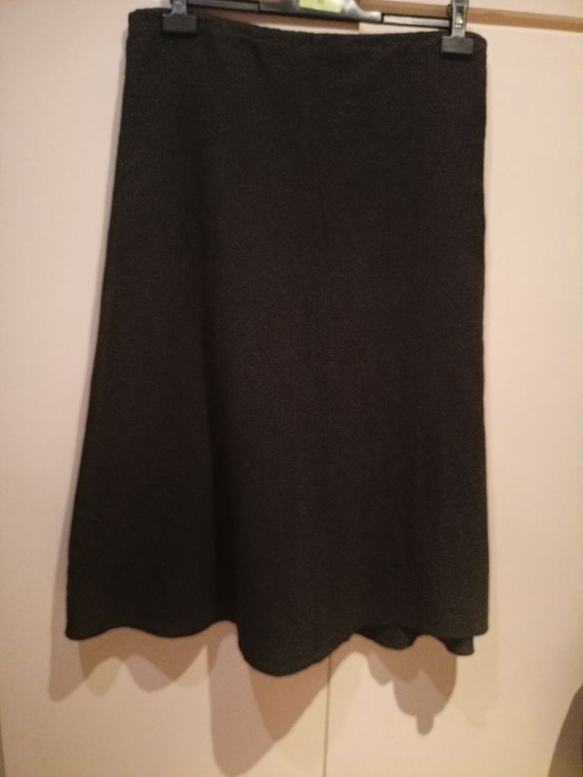 Falda negra acampanada  con volante, muy favorecef