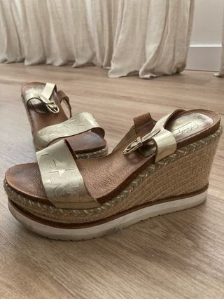 Sandalias cuña doradas esparto