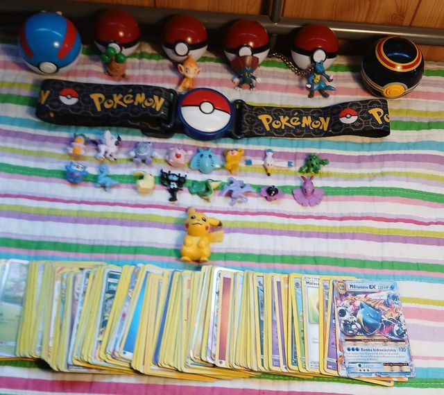 Lote de artículos Pokémon