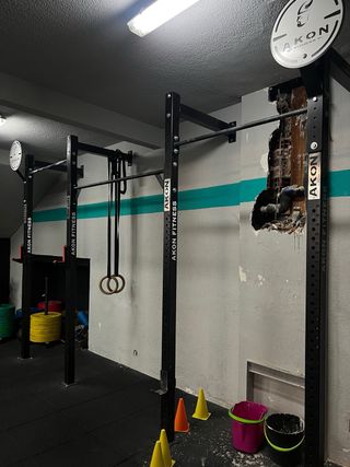 Rack profesional a pared Akon Fitness