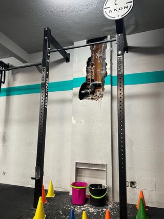 Rack profesional a pared Akon Fitness