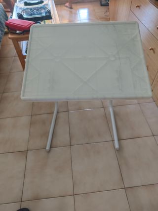 Mesita plegable blanca
