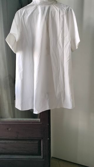 Conjunto COS: falda azul & camisa blanca